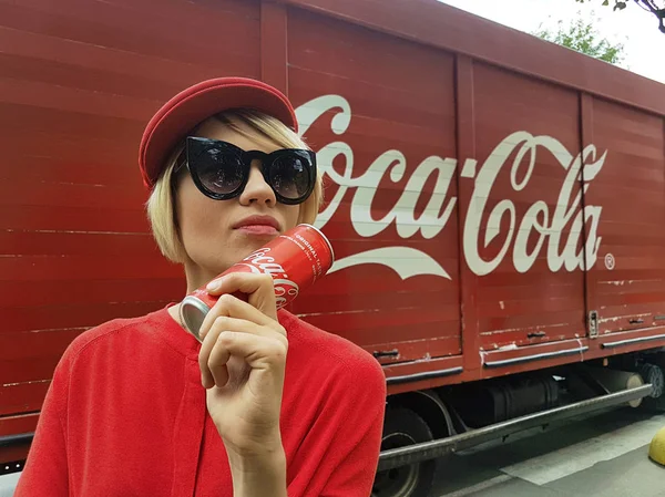 Kiev, Ukraina - 6 juli 2017 vacker fashionabla kvinna med modellrelease dricka Coca-Cola läsk — Stockfoto