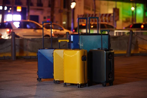 Bagage dat bestaat uit zes polycarbonaat koffers staan op straat — Stockfoto