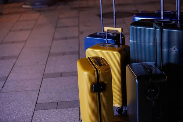 Bagażu, składający się z sześciu poliwęglanu walizki stojąc na ulicy — Zdjęcie stockowe