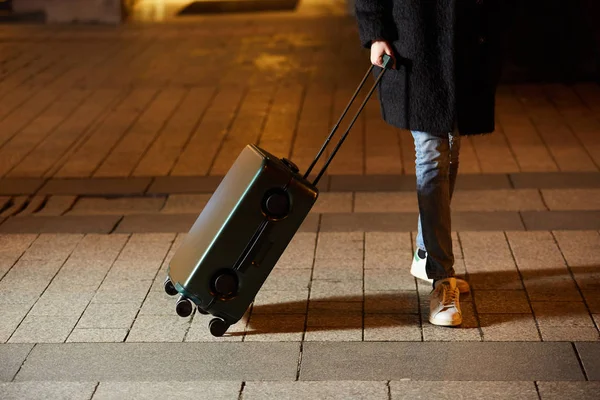 Fiatal nő járkálni a városban. A kezét, aki a poggyász. — Stock Fotó