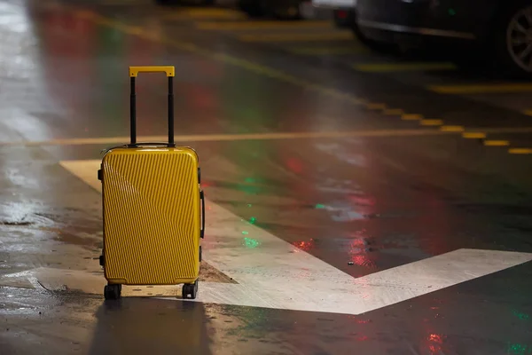 Oranje koffer onderweg in de stad. Zomer vakantie en reizen-concept — Stockfoto