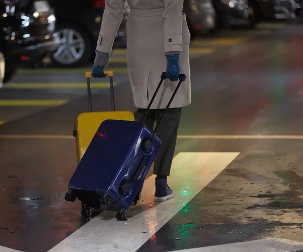 Vista posteriore della donna che cammina con due valigie. Bella ragazza in movimento. Vista posteriore del viaggiatore con bagaglio — Foto Stock