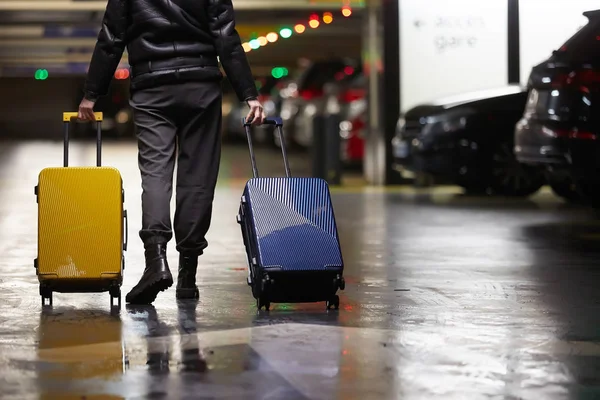 2 つのスーツケースを持つ女性を歩いての背面します。動きの美しい少女。荷物を持つ旅行者の裏面表示 — ストック写真