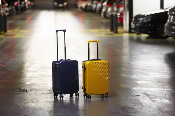 Gepäcktasche auf der Straße der Stadt bereit mit dem Flughafentransfer Taxi Auto abholen. — Stockfoto