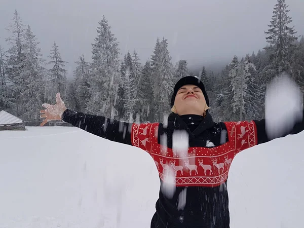 Feliz inverno. Bem vestido aproveitando o inverno — Fotografia de Stock