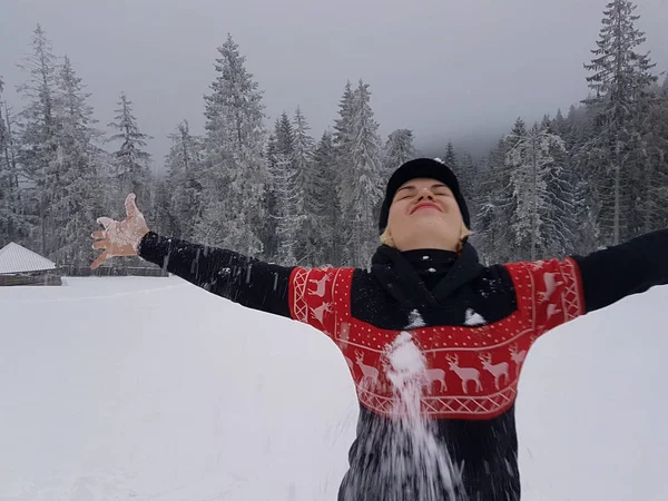 Happy zimní čas. Dobře oblečený, se těší na zimu — Stock fotografie