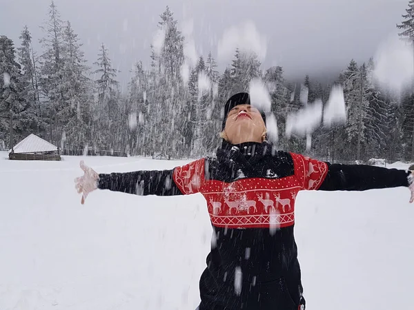 Happy wintertijd. Goed gekleed genieten van de winter — Stockfoto