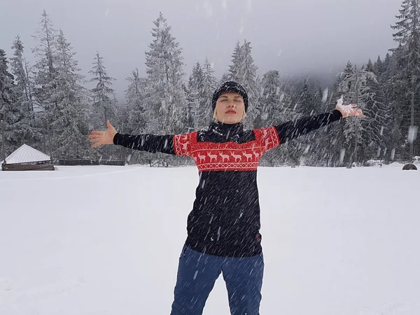 Frohe Winterzeit. Gut angezogen den Winter genießen — Stockfoto