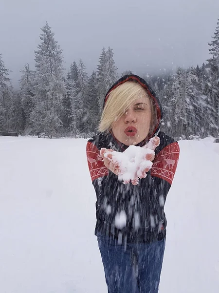 Frohe Winterzeit. Gut angezogen den Winter genießen — Stockfoto