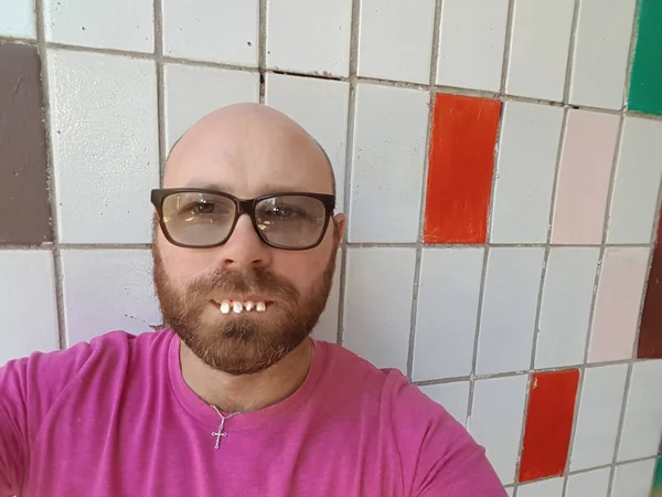 Homem Feio Sorrindo Fotografias De Banco De Imagens Imagens Livres De Direitos Autorais Homem Feio Sorrindo Depositphotos