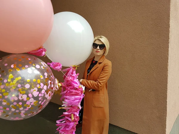 Moda joven mujer rubia feliz con globos, foto de moda, filtro de instagram — Foto de Stock
