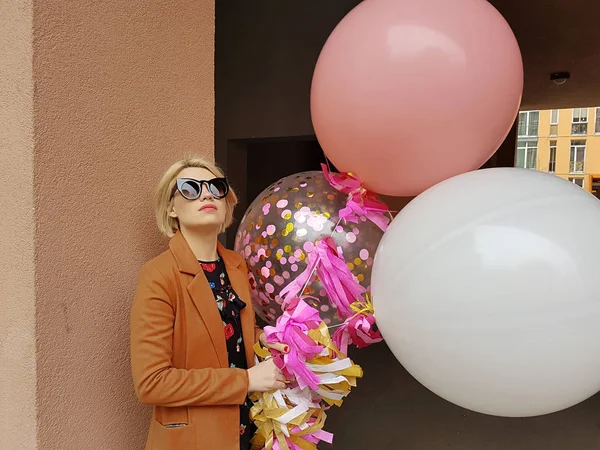 Moda joven mujer rubia feliz con globos, foto de moda, filtro de instagram —  Fotos de Stock