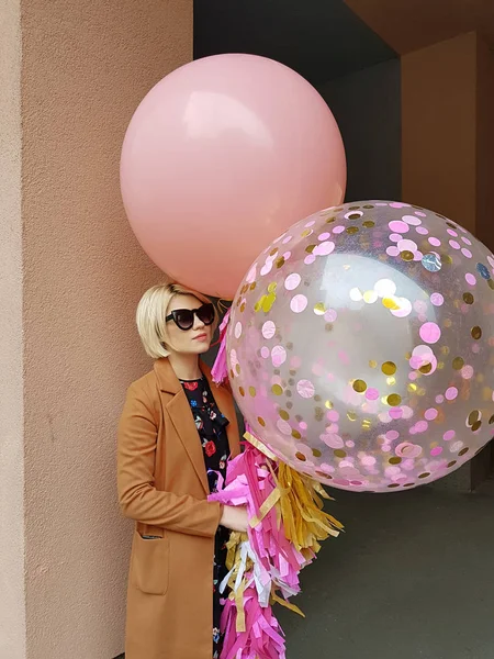 Young fashion happy blonde woman with baloons ,fashion photo, instagram filter — Stock Photo, Image