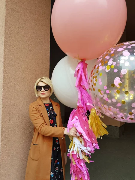 Moda joven mujer rubia feliz con globos, foto de moda, filtro de instagram —  Fotos de Stock