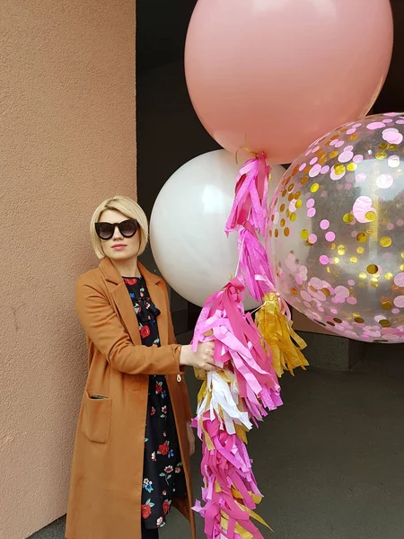 Young fashion happy blonde woman with baloons ,fashion photo, instagram filter — Stock Photo, Image