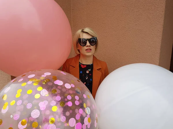 Moda młody szczęśliwy blond kobieta z balony, Fotografia mody, filtr instagram — Zdjęcie stockowe