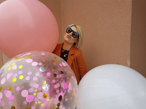 Moda joven mujer rubia feliz con globos, foto de moda, filtro de instagram —  Fotos de Stock