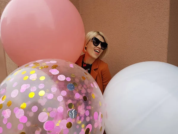 Moda młody szczęśliwy blond kobieta z balony, Fotografia mody, filtr instagram — Zdjęcie stockowe