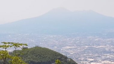 Napoli ve gün batımında arka planda bir yaz günü, İtalya, Campania bölgesinin en bilinen Vezüv Yanardağı.