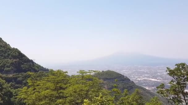 Napoli ve gün batımında arka planda bir yaz günü, İtalya, Campania bölgesinin en bilinen Vezüv Yanardağı. — Stok video