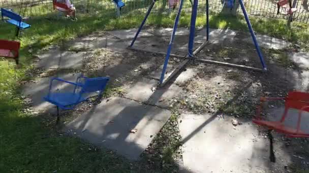 Bonne petite fille appréciant une balade sur le manège. Joli gamin qui s'amuse à la fête foraine. Famille avec enfants passer la journée dans un parc d'attractions — Video