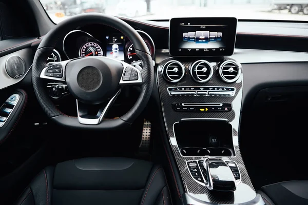 O moderno carro europeu interior preto com display . — Fotografia de Stock