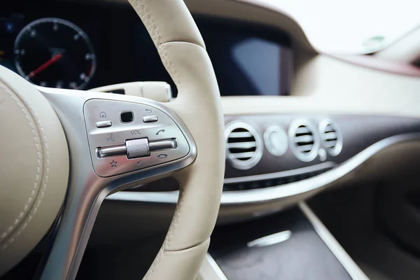 Bedieningsknoppen op het stuurwiel. Auto-interieur. — Stockfoto