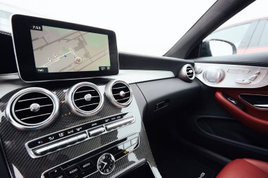 Gelen bir araba bir kısmını kontrol paneli içinde bir gezinti birim ve önünde bir araba bulanık Caddesi ile görüntülemek