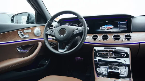 Das luxuriöse moderne Auto-Interieur. flacher dof. — Stockfoto