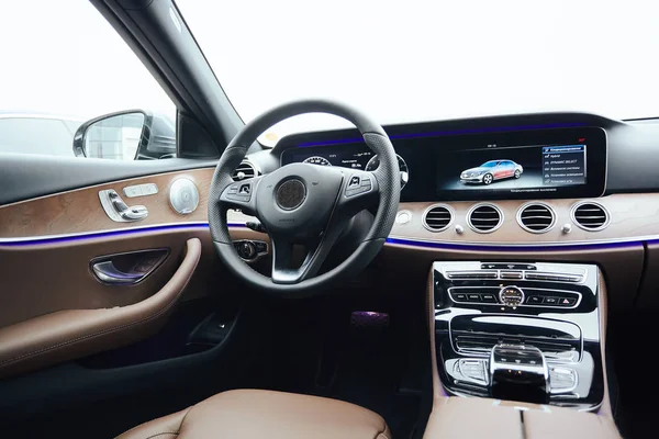 Das luxuriöse moderne Auto-Interieur. flacher dof. — Stockfoto