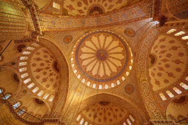 Istanbul, Türkiye - 1 Nisan, 2017: Sultanahmet Camii iç, Istanbul, Türkiye. Sultan Ahmet Cami.
