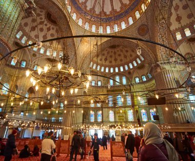 Istanbul, Türkiye - 1 Nisan, 2017: Sultanahmet Camii iç olarak da adlandırılan Sultan Ahmed Camii ya da Sultan Ahmet Camii İstanbul ' Turkey.Ceiling süslemeleri Sultan Ahmed Camii İslam unsurları ile