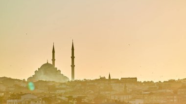 Sis ve güneş ışığı yansımaları Camii Fatih silüeti. Vintage tarzı.