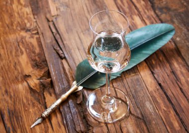 Eski ahşap masa üzerinde küçük bir glas Grappa