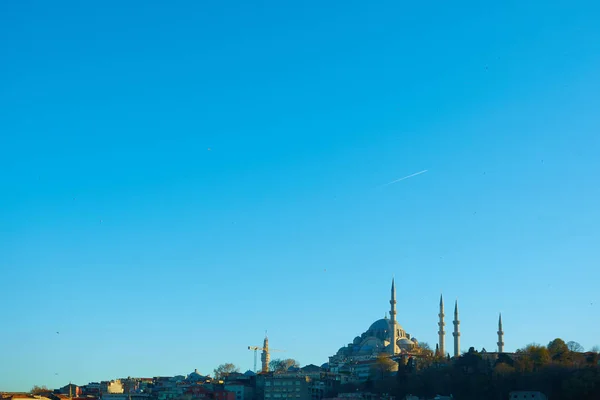 술레이마니 예 사원 (Suleymaniye mosque) 은 터키 이스탄불에 있는 오스만 제국의 모스크이다. 시내에서 가장 큰 모스크입니다. — 스톡 사진