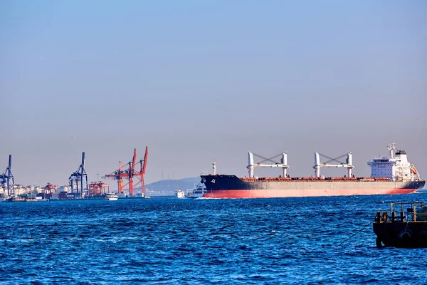 Boğaz içinde geçen mavi Tanker gemisi — Stok fotoğraf