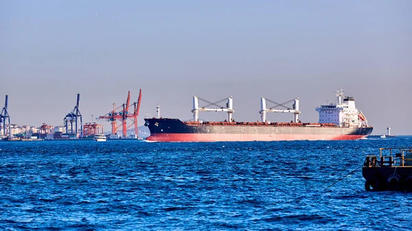 Синій танкер Корабель пропливає в протоку Босфор — стокове фото