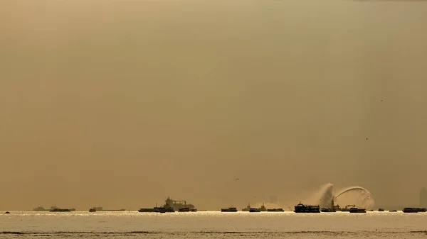 El barco de bomberos rocía agua en el Bósforo . —  Fotos de Stock