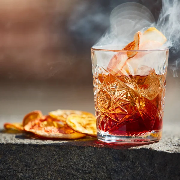 Vanhanaikainen cocktail. Negroni — kuvapankkivalokuva
