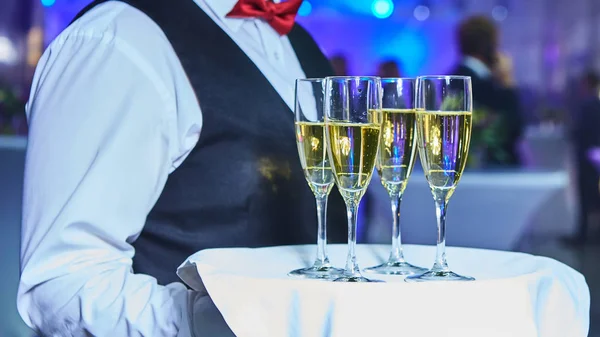 Chelner servind șampanie pe o tavă la petrecere . — Fotografie, imagine de stoc