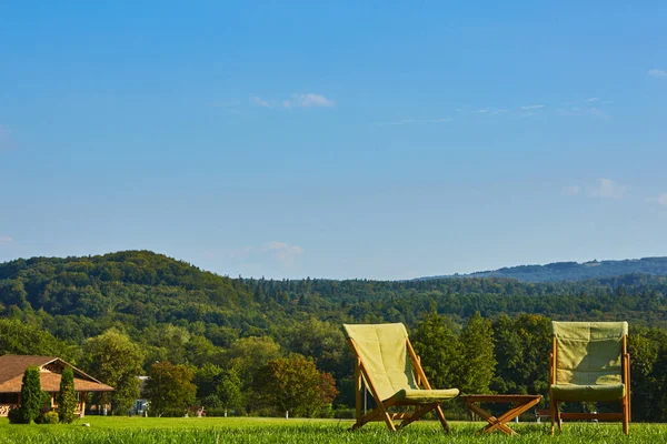 Χαλαρώστε με ξύλινη καρέκλα και το τραπέζι. Απολαύστε τη θέα του δάσους στον κήπο — Φωτογραφία Αρχείου