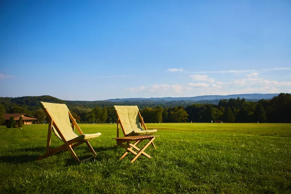 Relaks z drewniane krzesło i stół. Widok na ogród las — Zdjęcie stockowe