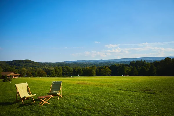 放松的木椅和桌子。欣赏花园森林 — 图库照片