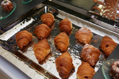 Yemek servisi geçmişi ve davetli masasında atıştırmalıklar.