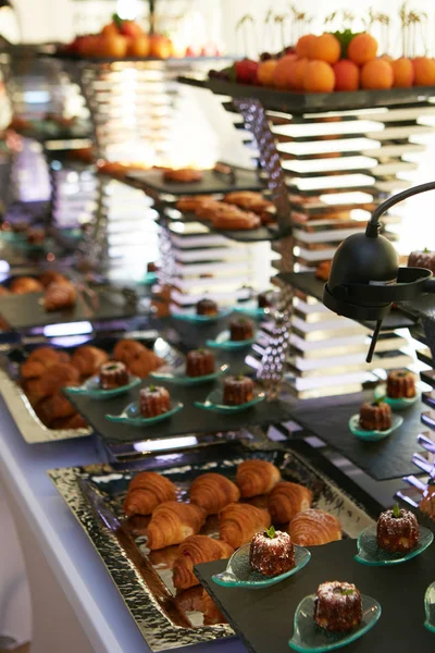 Харчування послуги фон з закусками на столі гостей в ресторані на вечірці подій — стокове фото