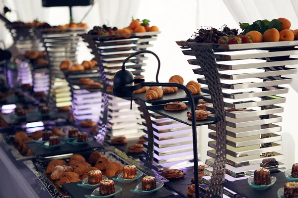 Servicios de catering fondo con aperitivos en la mesa de invitados en el restaurante en la fiesta del evento —  Fotos de Stock