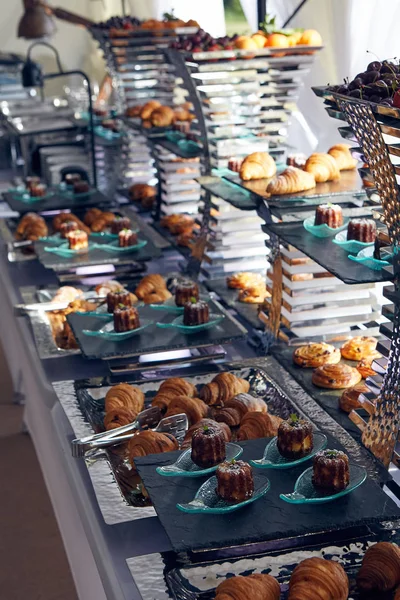 Servicios de catering fondo con aperitivos en la mesa de invitados en el restaurante en la fiesta del evento —  Fotos de Stock