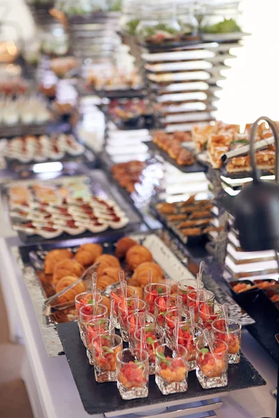 De catering bruiloft buffet voor evenementen. Ondiepe dof — Stockfoto