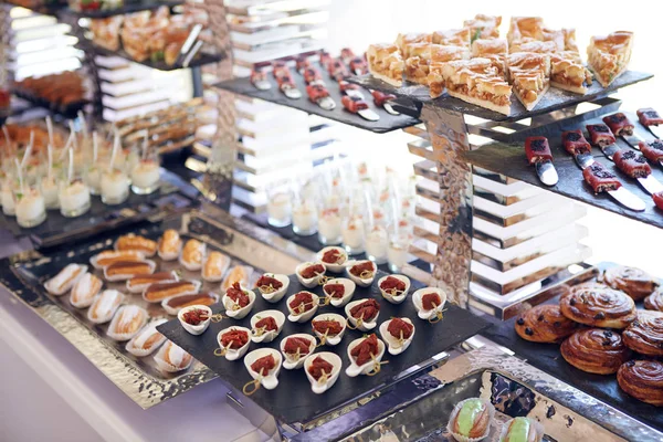 Das Catering-Hochzeitsbuffet für Veranstaltungen. flacher dof — Stockfoto