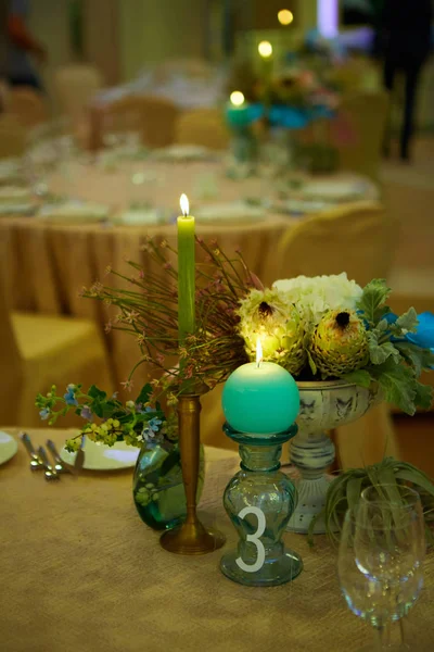 Elegant wedding guest table set for an event with candles lit — Stock Photo, Image